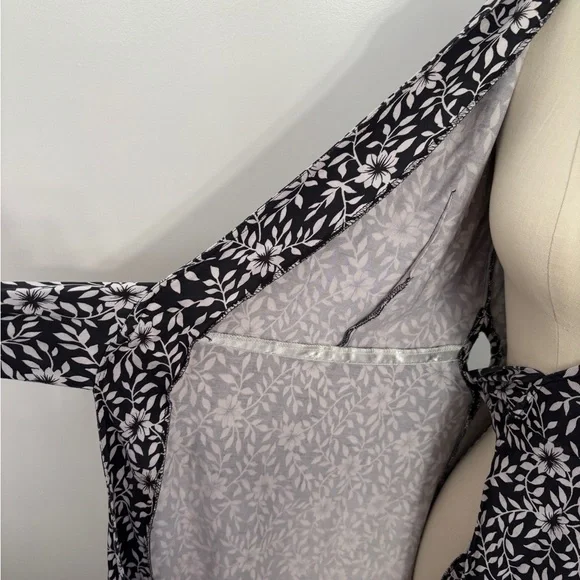 SOLD Diane Von Furstenberg Black and White Leaf Print Dress 100% Silk - Picture 6 of 7